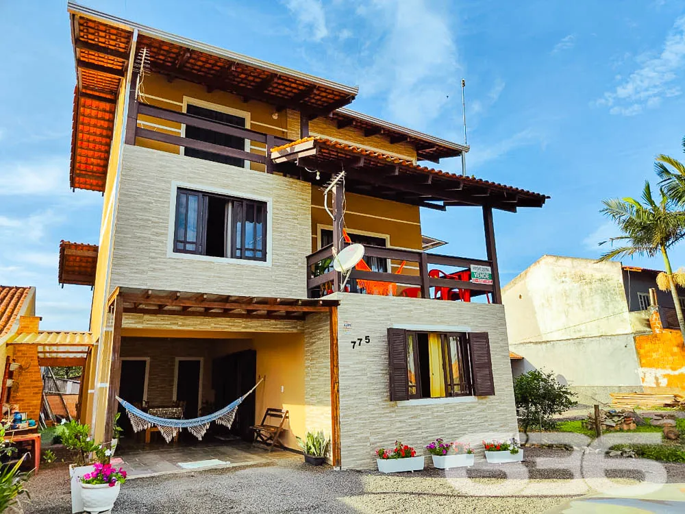 VENDE-SE LINDO SOBRADO PRÓXIMO AO MAR - ESTUDA PER