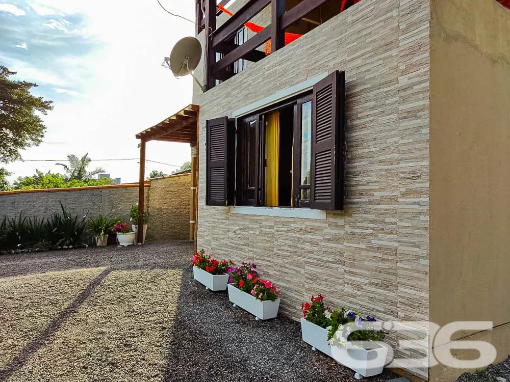 VENDE-SE LINDO SOBRADO PRÓXIMO AO MAR - ESTUDA PER