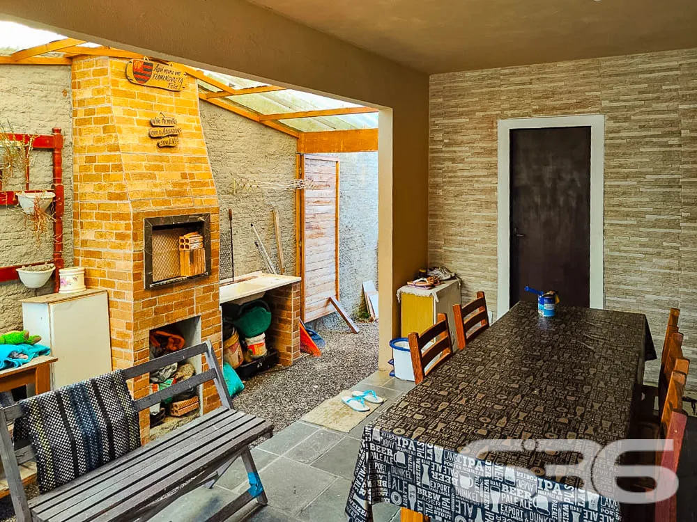 VENDE-SE LINDO SOBRADO PRÓXIMO AO MAR - ESTUDA PER