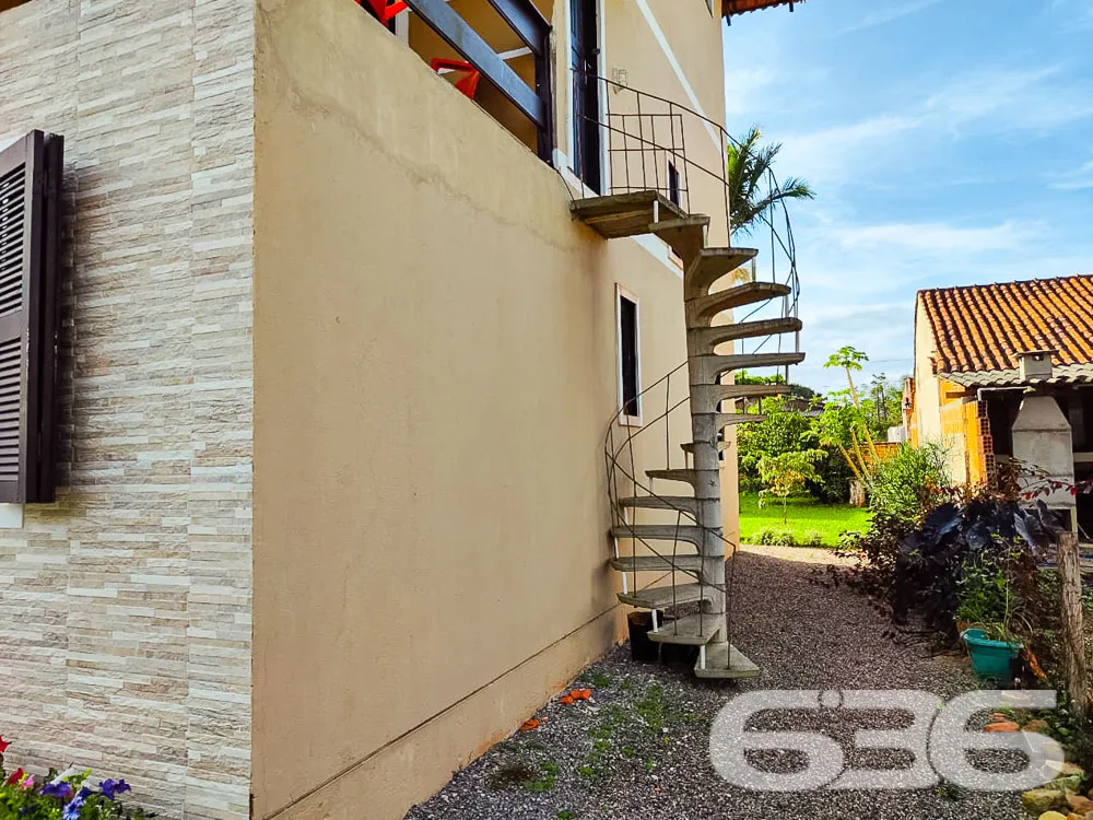 VENDE-SE LINDO SOBRADO PRÓXIMO AO MAR - ESTUDA PER