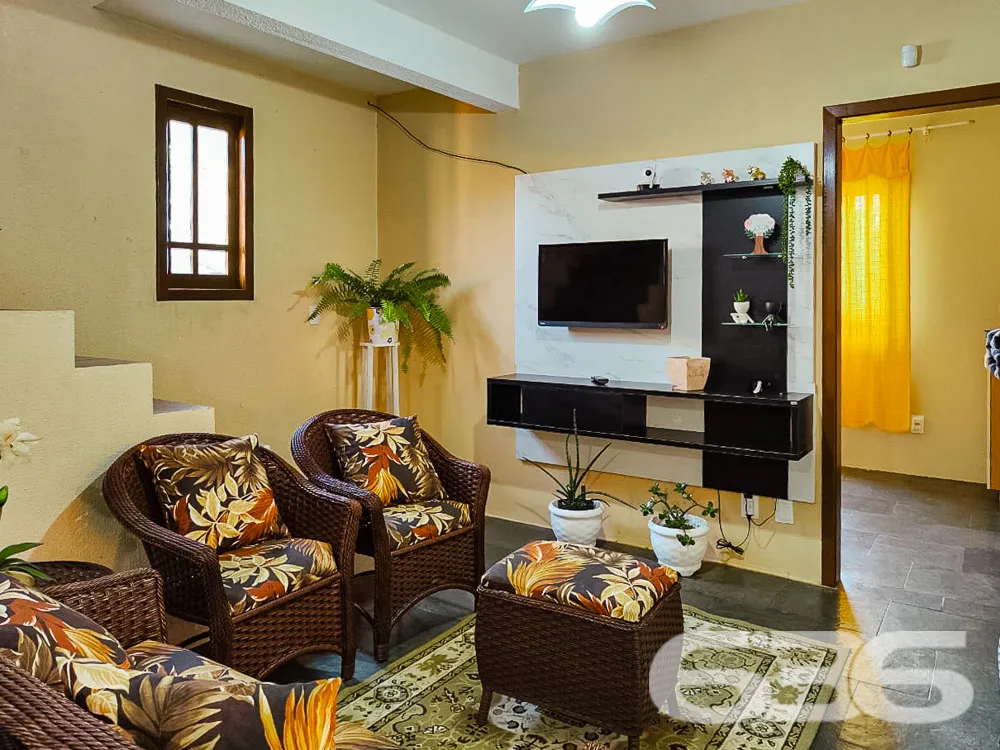 VENDE-SE LINDO SOBRADO PRÓXIMO AO MAR - ESTUDA PER