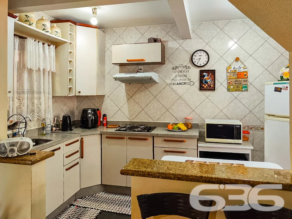 VENDE-SE LINDO SOBRADO PRÓXIMO AO MAR - ESTUDA PER