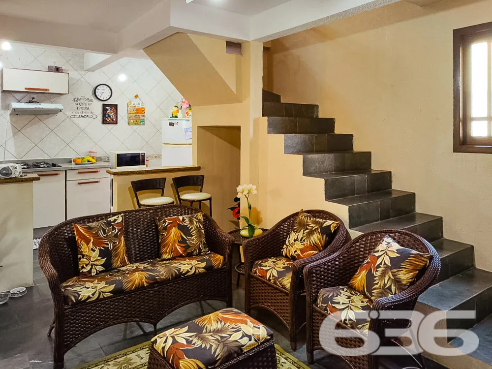 VENDE-SE LINDO SOBRADO PRÓXIMO AO MAR - ESTUDA PER