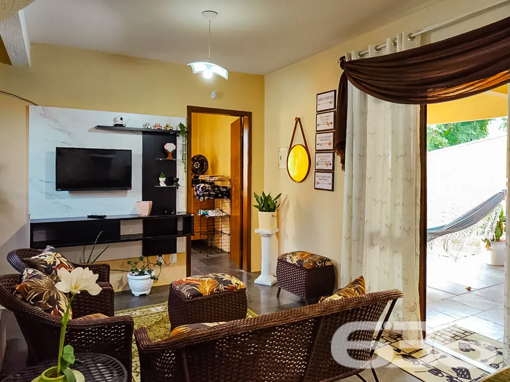 VENDE-SE LINDO SOBRADO PRÓXIMO AO MAR - ESTUDA PER