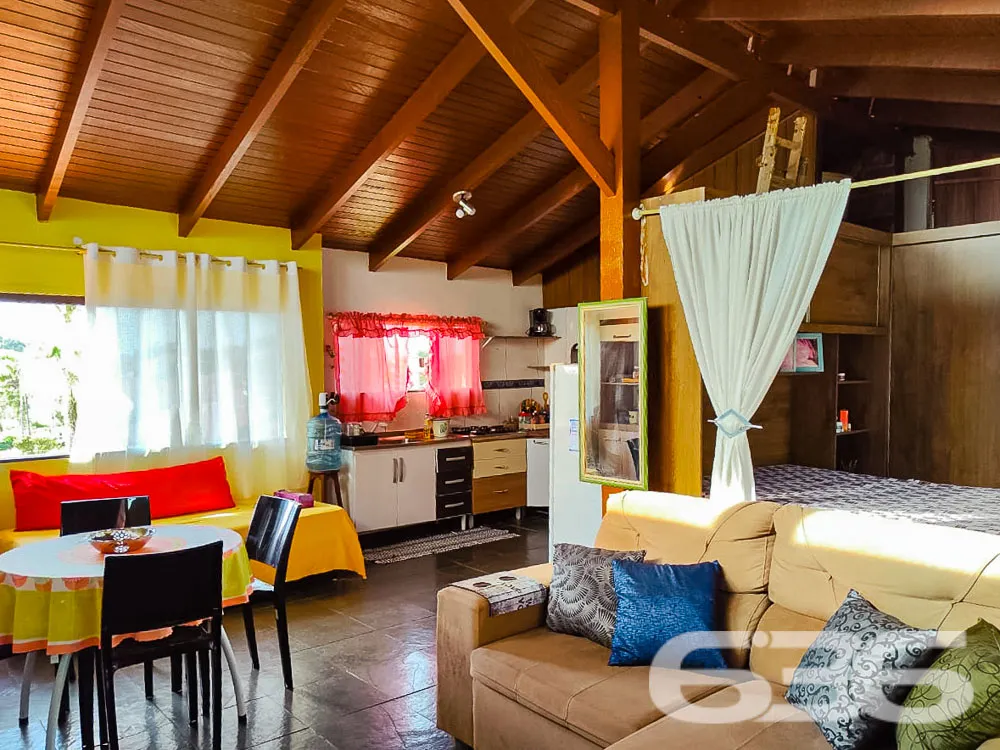 VENDE-SE LINDO SOBRADO PRÓXIMO AO MAR - ESTUDA PER