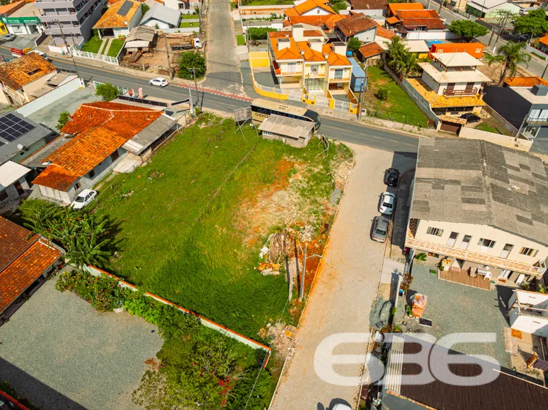 TERRENO DE ESQUINA À VENDA | PRÓXIMO AO MAR | 490