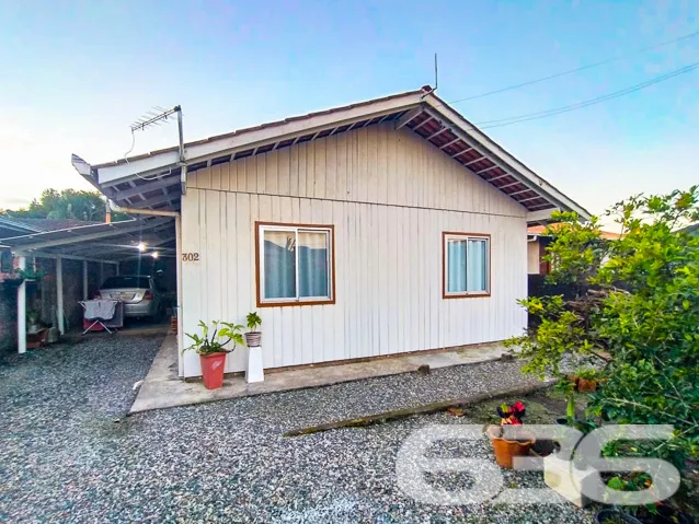 CASA COM 3 QUARTOS A MENOS DE 500 METROS DA LAGOA 