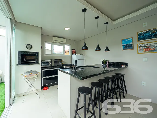 RESIDÊNCIA DESLUMBRANTE COM 3 SUÍTES NO CENTRO DE