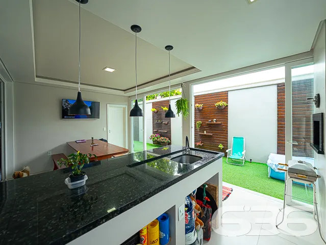 RESIDÊNCIA DESLUMBRANTE COM 3 SUÍTES NO CENTRO DE