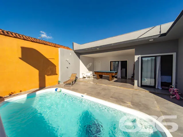 BELÍSSIMA CASA COM 1 SUÍTE E 2 QUARTOS EM BALNEÁRI