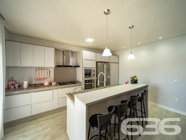 BELÍSSIMA CASA COM 1 SUÍTE E 2 QUARTOS EM BALNEÁRI