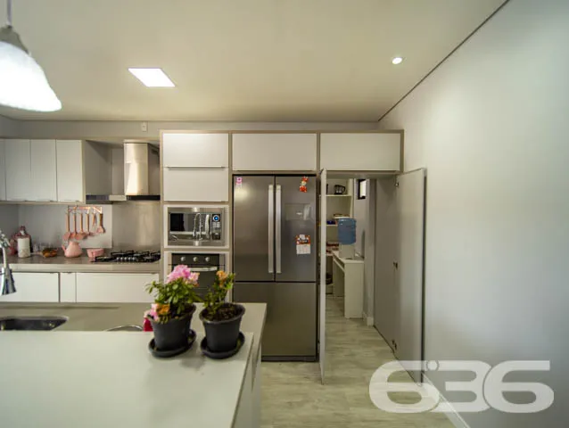 BELÍSSIMA CASA COM 1 SUÍTE E 2 QUARTOS EM BALNEÁRI