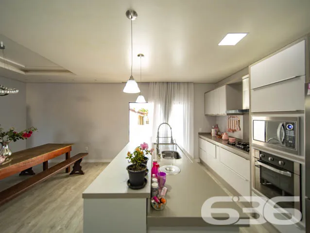 BELÍSSIMA CASA COM 1 SUÍTE E 2 QUARTOS EM BALNEÁRI