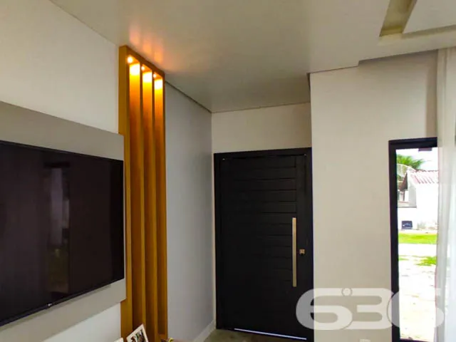 BELÍSSIMA CASA COM 1 SUÍTE E 2 QUARTOS EM BALNEÁRI