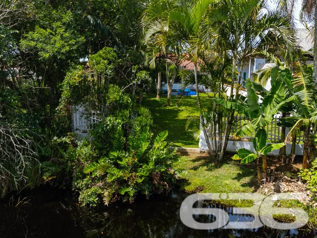 LINDA CASA FUNDOS PARA O RIO PEREQUÊ NO BAIRRO COS