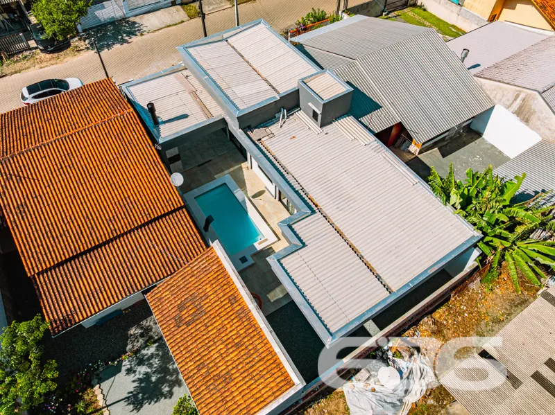 Casa à venda averbada no bairro Costeira em Balneá