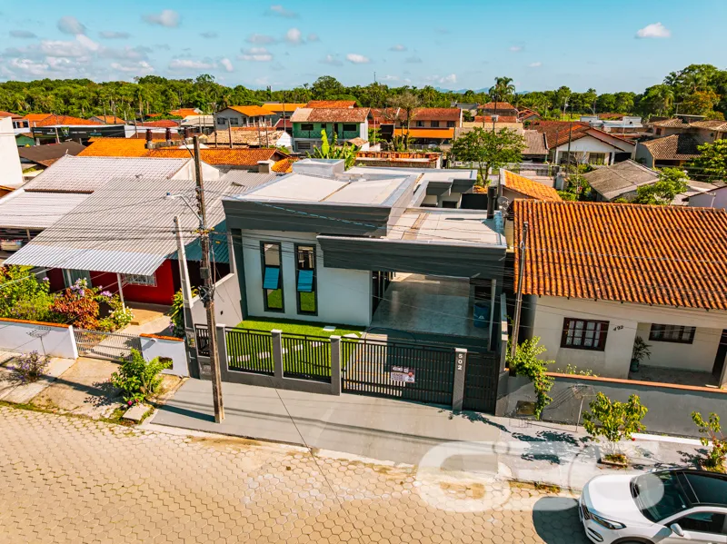 Casa à venda averbada no bairro Costeira em Balneá