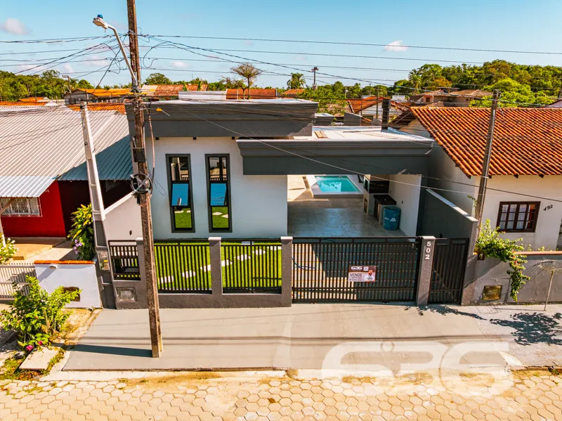 Casa à venda averbada no bairro Costeira em Balneá