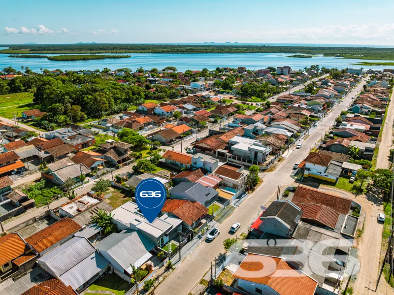 Casa à venda averbada no bairro Costeira em Balneá