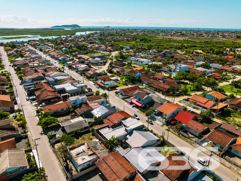 Casa à venda averbada no bairro Costeira em Balneá