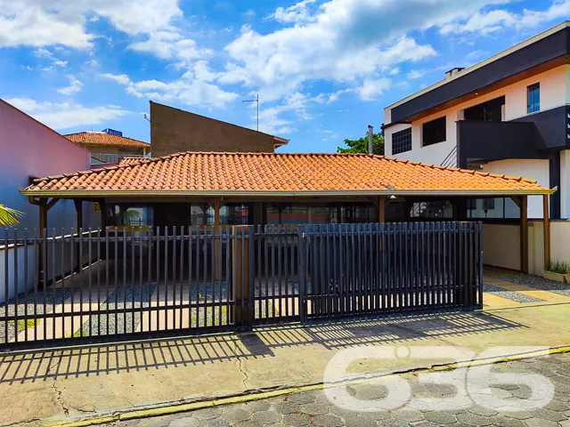 Descubra o prazer de viver onde a brisa da praia e