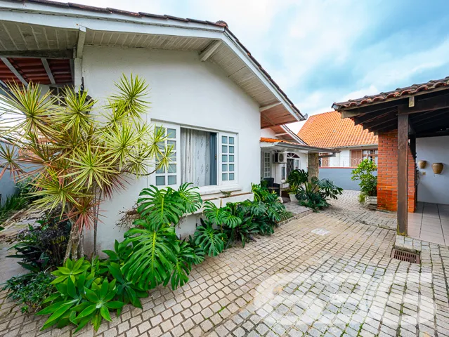 LINDA RESIDÊNCIA NO BAIRRO ANITA GARIBALDI - SUÍTE