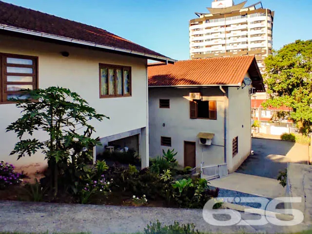 DUAS EXCELENTES CASAS EM UM TERRENO NO BAIRRO ANIT