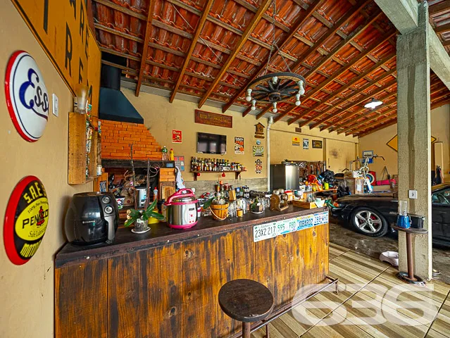 IMÓVEL TOTALMENTE MOBILIADO COM PISCINA E ÁREA DE 