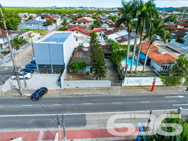 A residĂȘncia de padrĂŁo tĂ©rreo localizada em Joinvi