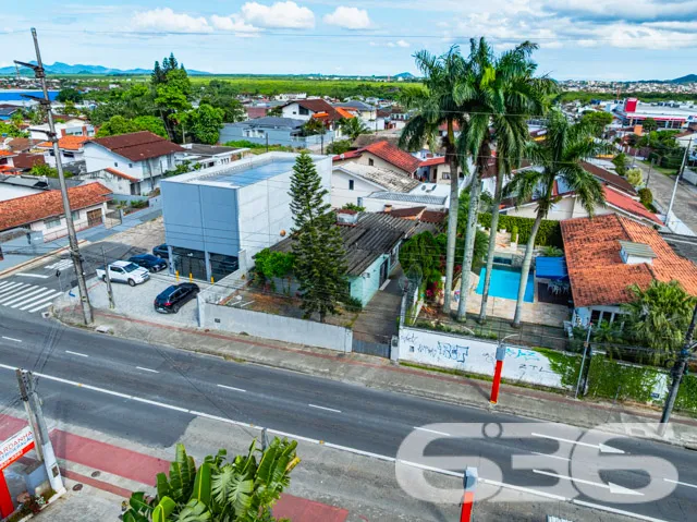 A residĂȘncia de padrĂŁo tĂ©rreo localizada em Joinvi