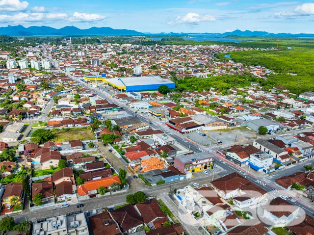 A residĂȘncia de padrĂŁo tĂ©rreo localizada em Joinvi