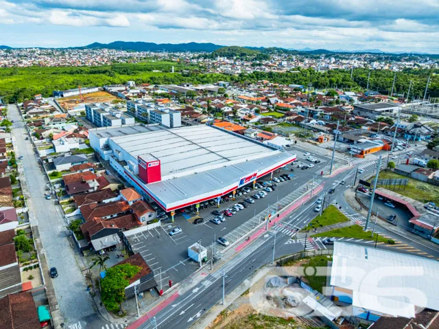 A residĂȘncia de padrĂŁo tĂ©rreo localizada em Joinvi