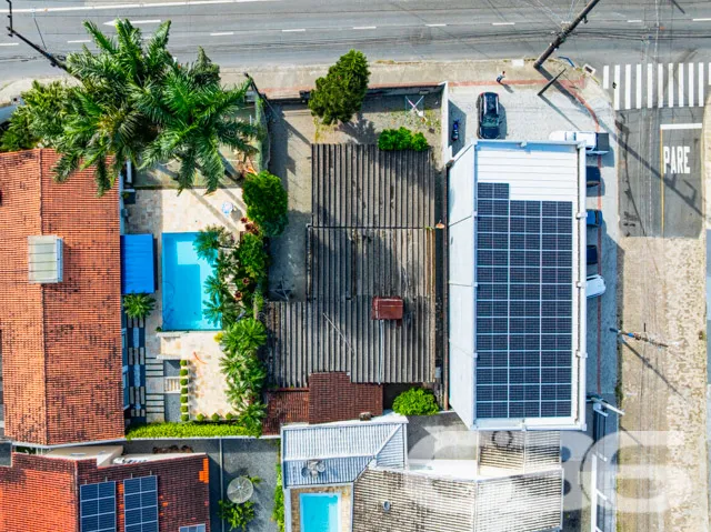 A residĂȘncia de padrĂŁo tĂ©rreo localizada em Joinvi