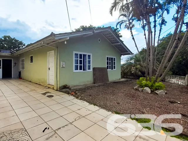 CASA Ă VENDA COM 2 SUĂTES + 2 QUARTOS NO BAIRRO FL