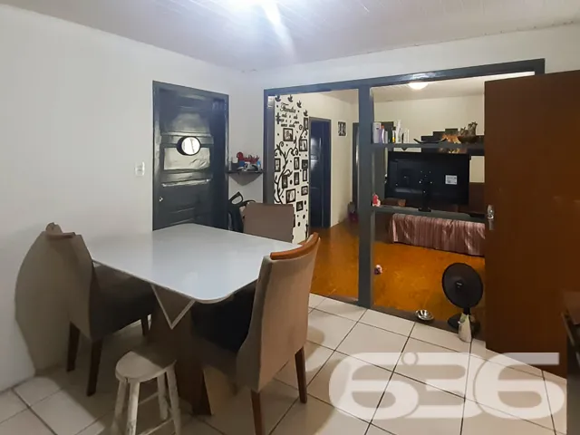 CASA Ă VENDA COM 2 SUĂTES + 2 QUARTOS NO BAIRRO FL
