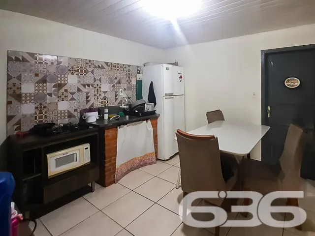 CASA Ă VENDA COM 2 SUĂTES + 2 QUARTOS NO BAIRRO FL