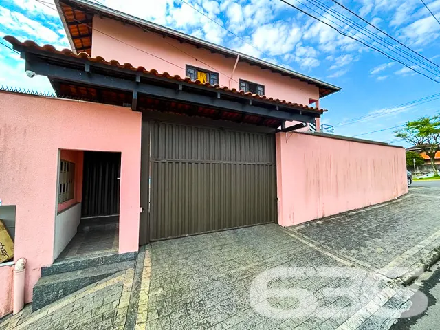 CASA À VENDA NO BAIRRO ADHEMAR GARCIA EM JOINVILLE