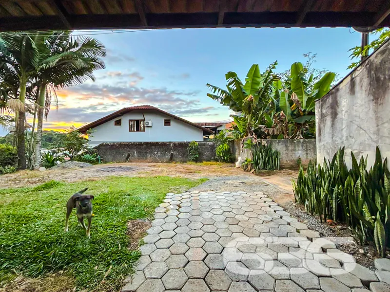Casa térrea com amplo terreno à venda no Costa e S
