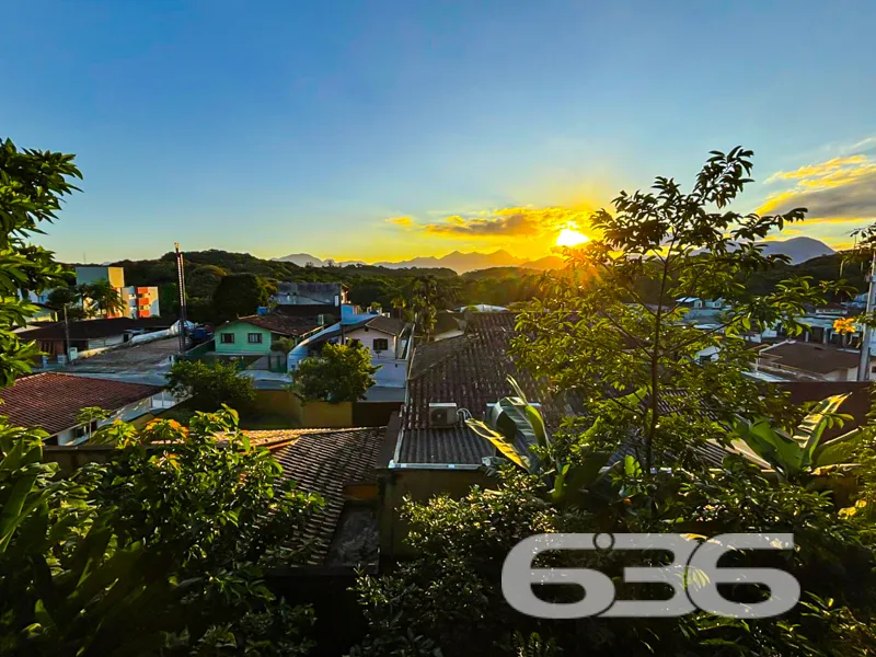 Casa térrea com amplo terreno à venda no Costa e S