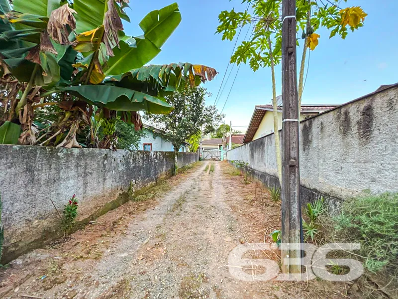 Casa térrea com amplo terreno à venda no Costa e S