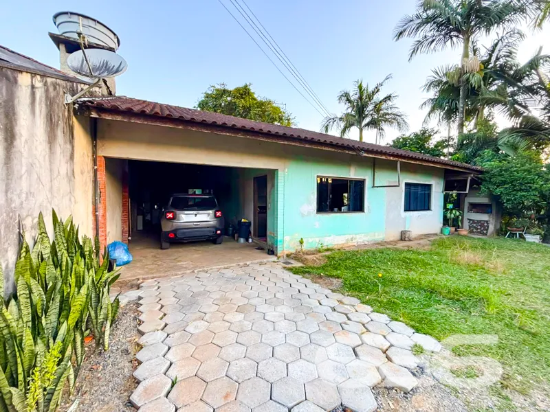 Casa térrea com amplo terreno à venda no Costa e S