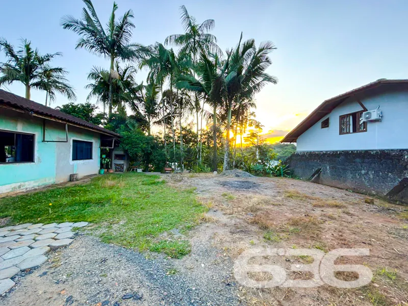 Casa térrea com amplo terreno à venda no Costa e S