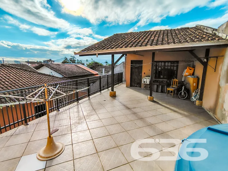 Casa Ă venda no bairro Espinheiros em Joinville |