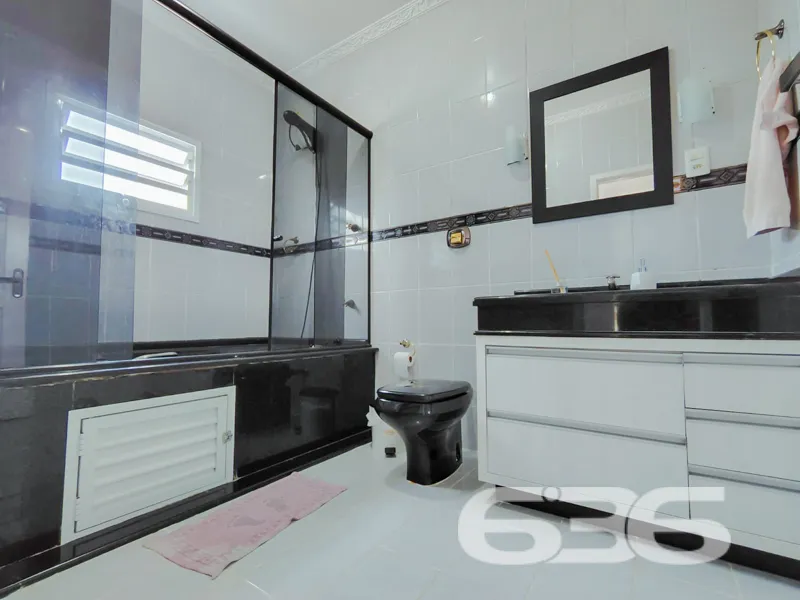 Casa Ă venda no bairro Espinheiros em Joinville |