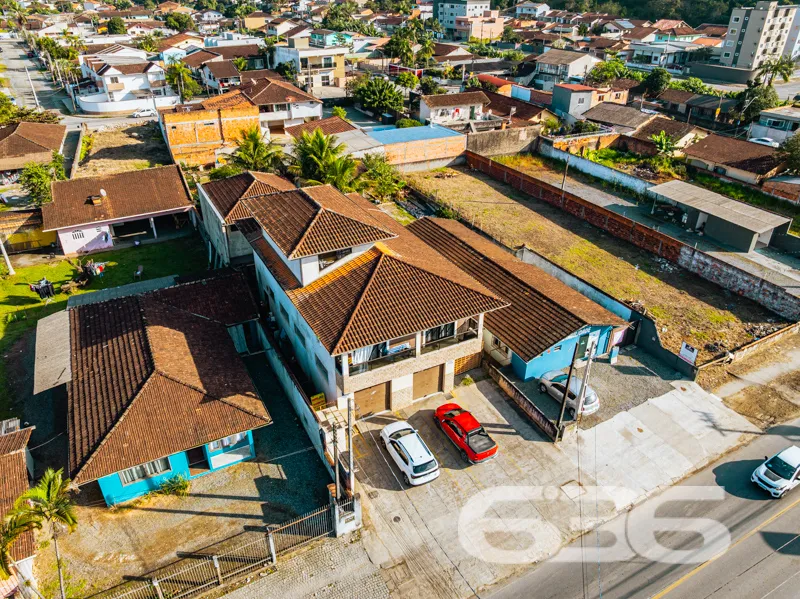 Sobrado Padrão de Alto Padrão à Venda – Bairro Ita