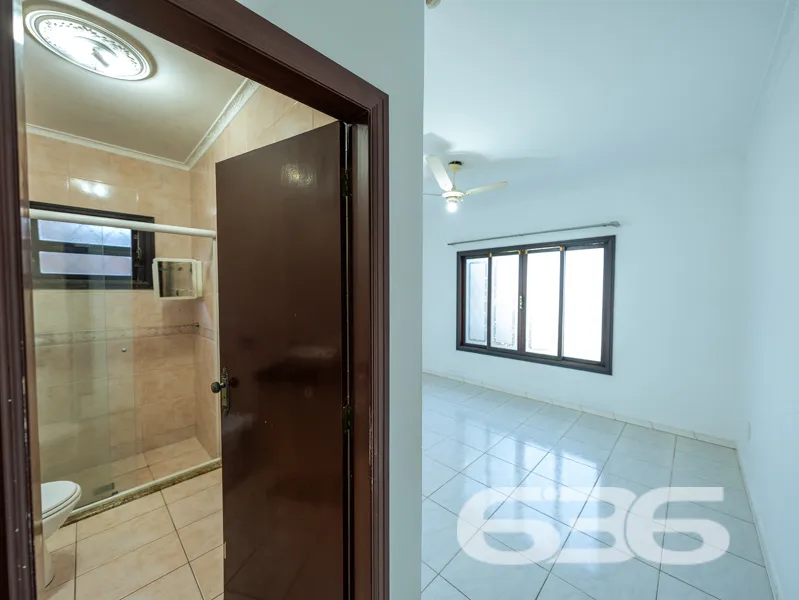 CASA TÉRREA COM 235m², 4 QUARTOS E GARAGEM ESPAÇOS