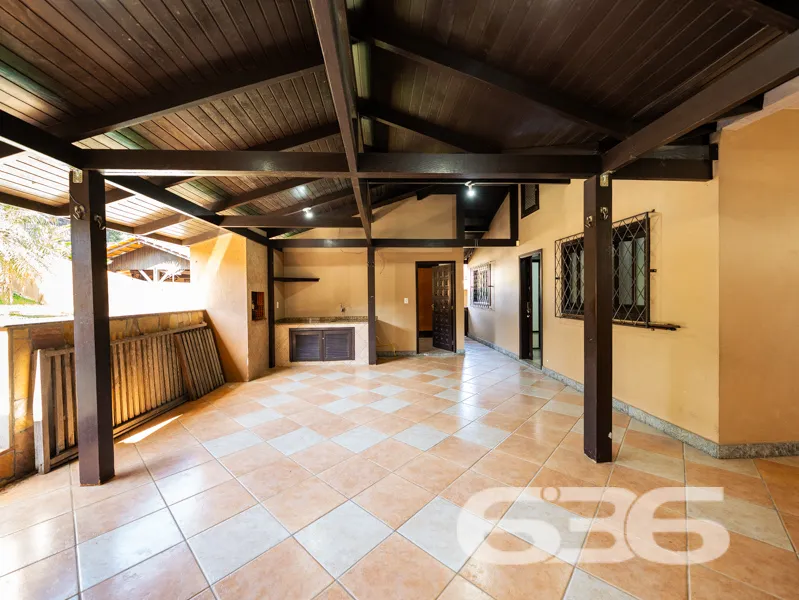 CASA TÉRREA COM 235m², 4 QUARTOS E GARAGEM ESPAÇOS