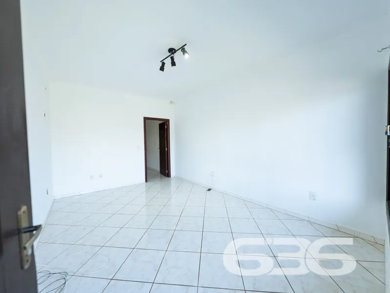 CASA TÉRREA COM 235m², 4 QUARTOS E GARAGEM ESPAÇOS