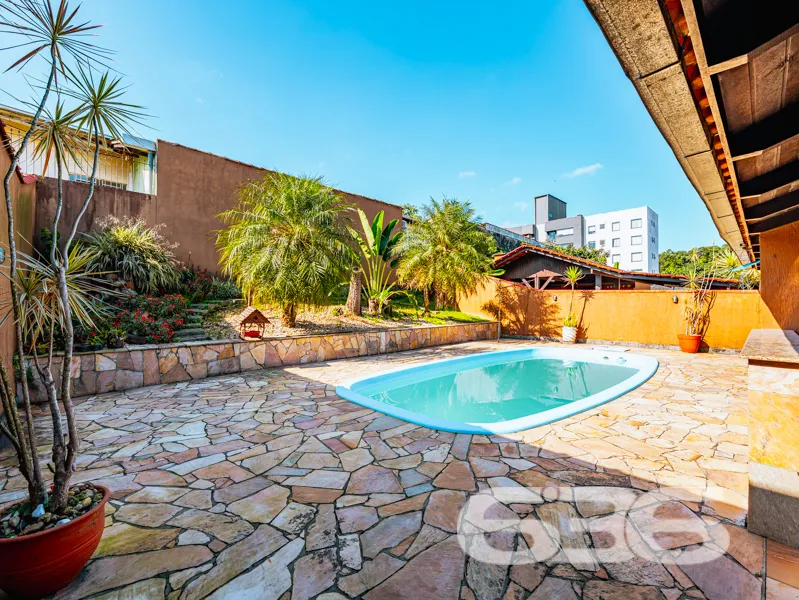 CASA TÉRREA COM 235m², 4 QUARTOS E GARAGEM ESPAÇOS