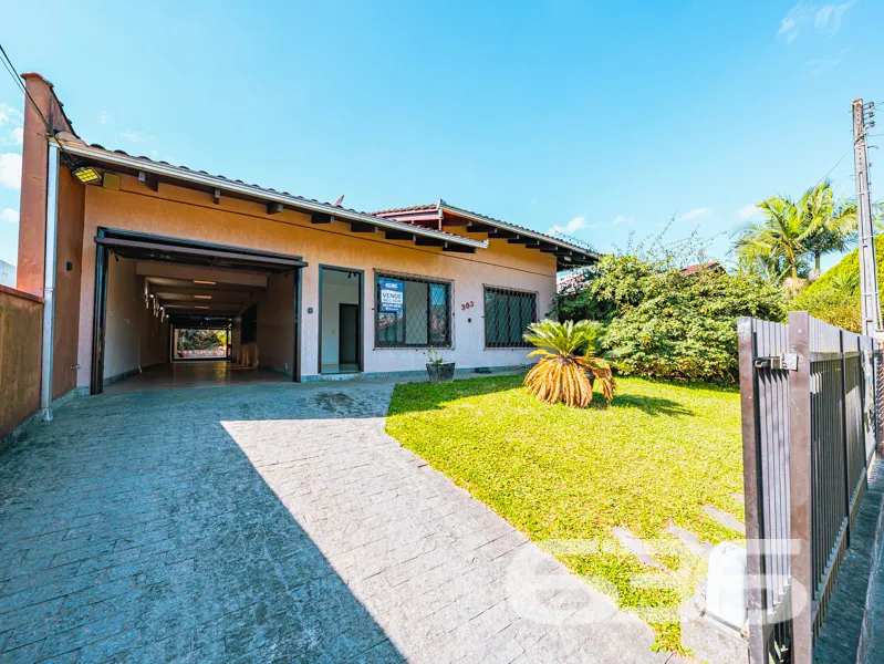 CASA TÉRREA COM 235m², 4 QUARTOS E GARAGEM ESPAÇOS